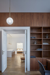 Průhled skrz enfiládu. Dvojkřídlé dveře odkazují na staré časy.(Byt na Starém Městě, RDTH architekti)