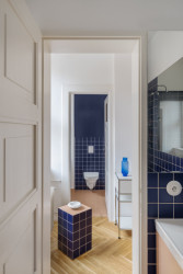 Barevná kombinace modré a béžovo-růžové vychází z obkladů v koupelně a WC. (Rekonstrukce bytu Žižkov, NOMAARCH)