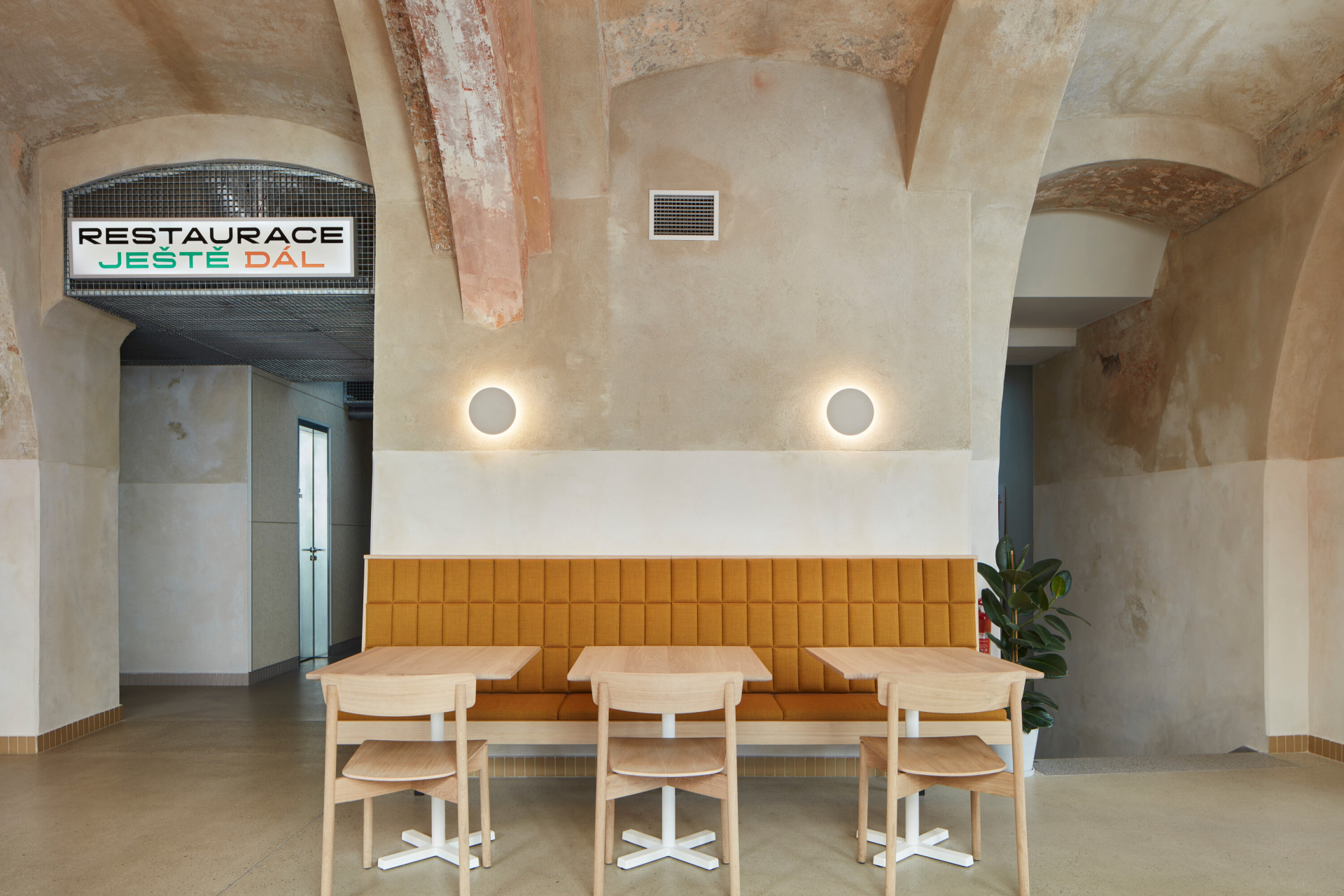 Kavárna laděná do světlých tónů (Alma, 
Neuhäusl Hunal)