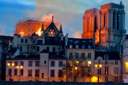 Gotická katedrála Notre-Dame v Paříži při požáru 15. dubna