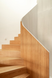 Detail schodiště (Interiér domu Ke Káčatům v Brně, studio AEIOU)