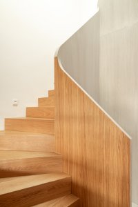 Detail schodiště (Interiér domu Ke Káčatům v Brně, studio AEIOU)