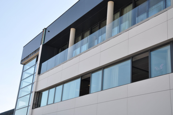 Díky pevnosti, odolnosti a různým tvarům i barvám dávají plechové fasády budovám jedinečný vzhled.