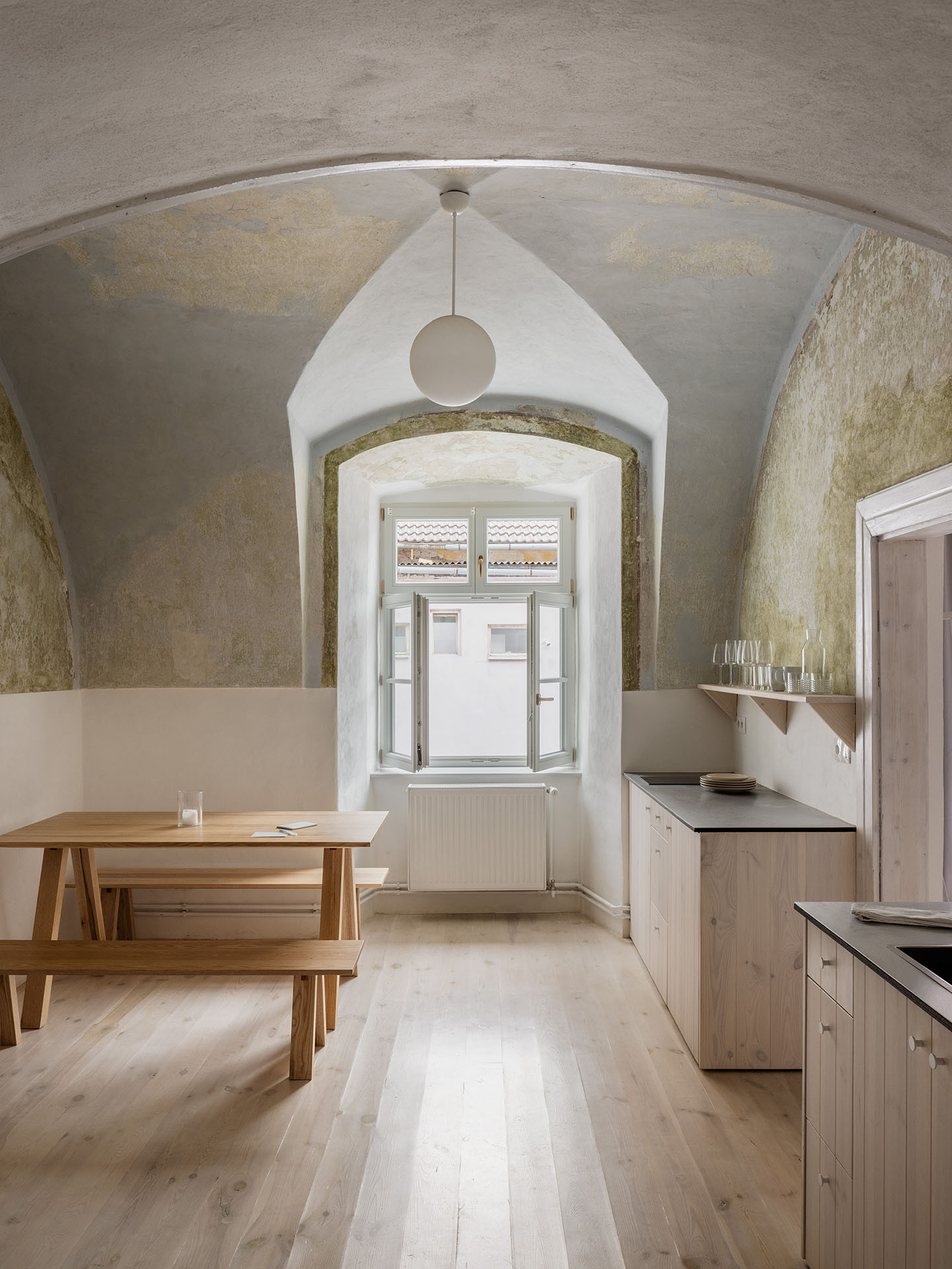 Charisma interiéru vytváří především citlivě zrestaurované původní omítky. (Sadovsky & Architects, Apartmány v Rožnavě)