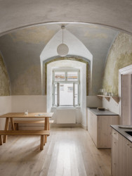 Charisma interiéru vytváří především citlivě zrestaurované původní omítky. (Sadovsky & Architects, Apartmány v Rožnavě)