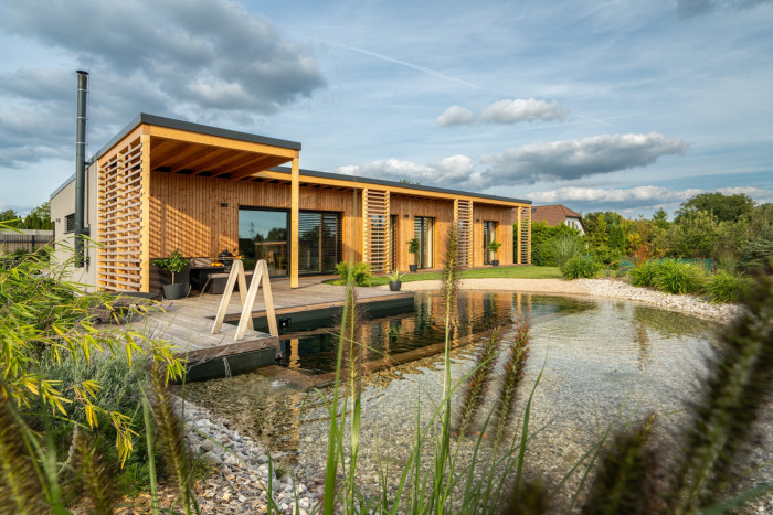 ARCHCON atelier realizoval dřevem opláštěný rodinný dům navržený podle principů feng-šuej