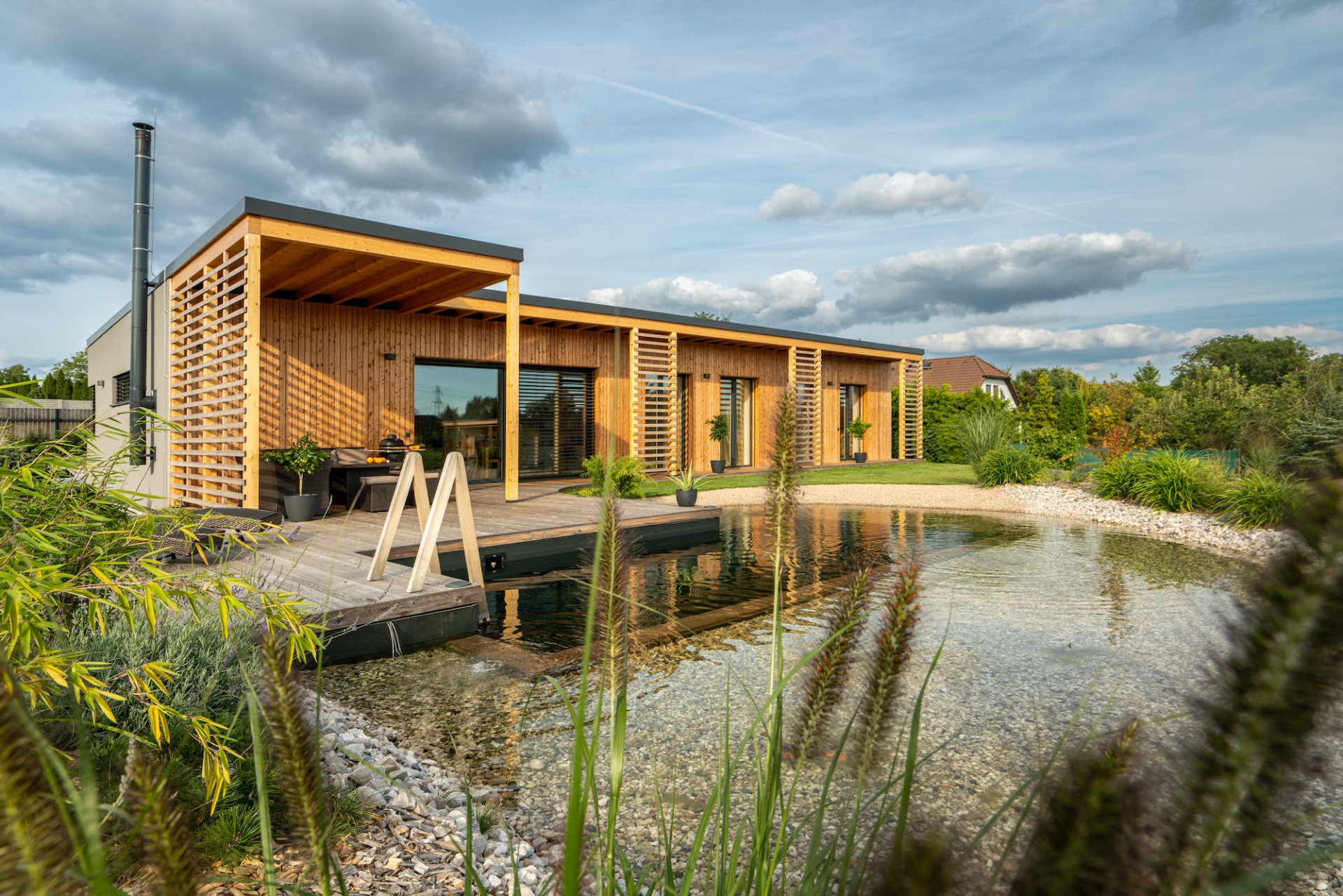 ARCHCON atelier realizoval dřevem opláštěný rodinný dům navržený podle principů feng-šuej