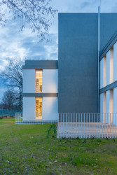 O jedno podlaží je převyšuje, je z ní tedy pohledová dominanta.