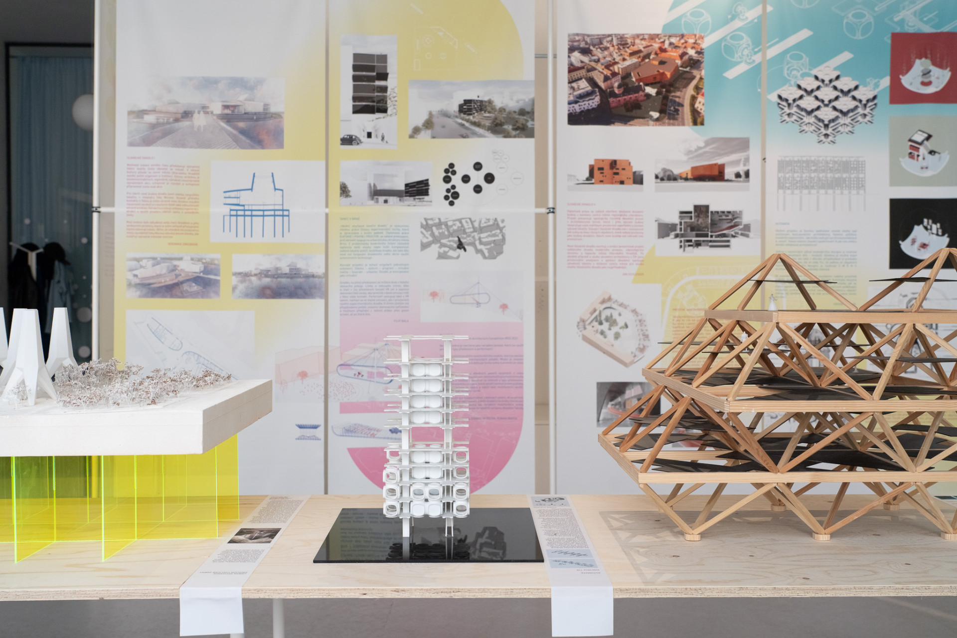 Do 13. října 2023 bude v kreativním hubu KUMST k vidění výstava Široký perimetr architektury