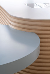 Architektka pracovala s křivkami, patrné jsou třeba na jídelním stole napojeném na kuchyňský ostrůvek. ("Open space" byt v Hodoníně od Atel!er)