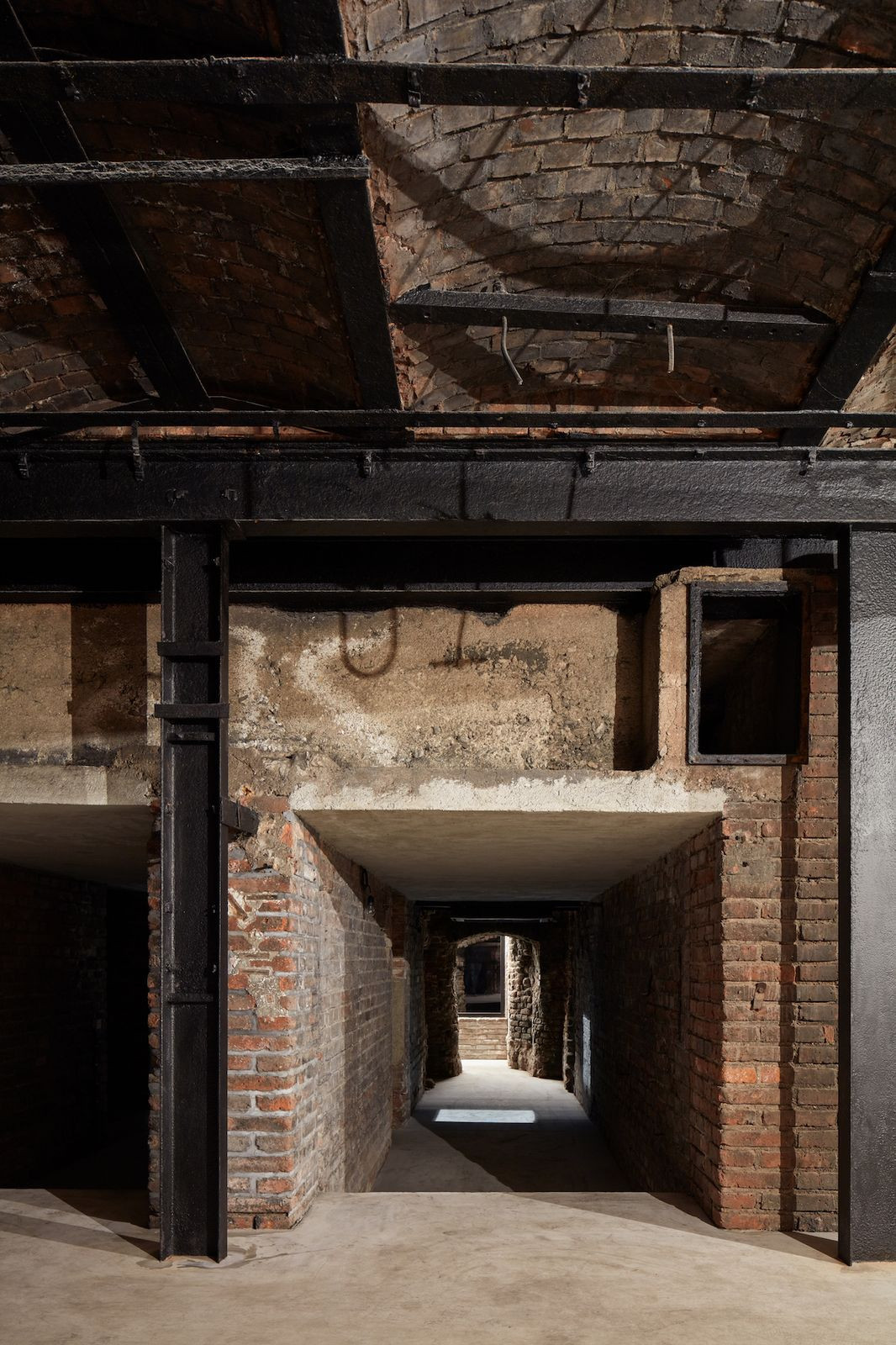 Původní stavbu doplnily kontrastní prvky. (Konverze Kotelny a Uhelného mlýna, Atelier Hoffman)