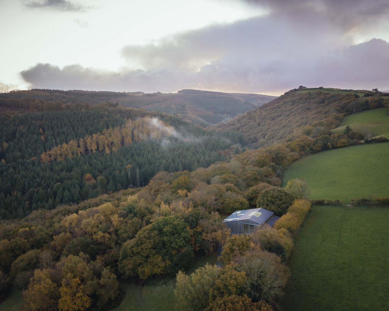 Stodola proměněná v sochařský ateliér od architekta Thomase Randall-Page