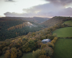 Stodola proměněná v sochařský ateliér od architekta Thomase Randall-Page