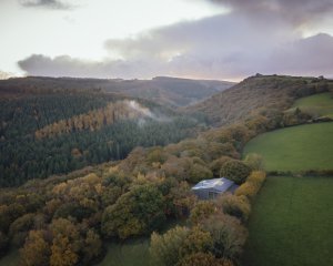 Stodola proměněná v sochařský ateliér od architekta Thomase Randall-Page