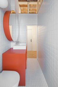 Byt G, Grau Architects: Zajímavého vylepšení a zvětšení se dočkala také koupelna. Ta je od ložnice oddělena dřevěnou příčkou s vrchním světlíkem