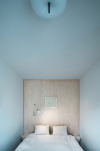 Pohled do ložnice (Rekonstrukce domu na Břevnově; Mimosa architekti)