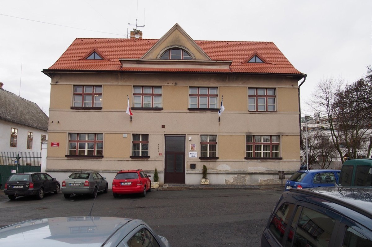 Rekonstrukce fasád Městského úřadu Odolena Voda, stav před rekonstrukcí, Grulich architekti.