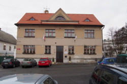 Rekonstrukce fasád Městského úřadu Odolena Voda, stav před rekonstrukcí, Grulich architekti.