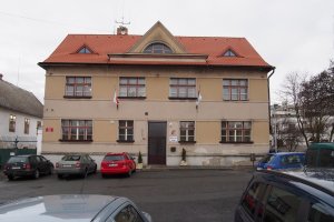 Rekonstrukce fasád Městského úřadu Odolena Voda, stav před rekonstrukcí, Grulich architekti.
