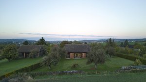 Na českém venkově najdeme řadu prázdných stodol. (Krabice ve stodole; Facha architekti)