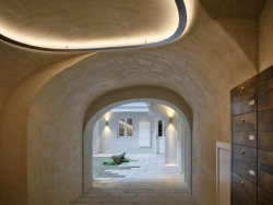 V přízemí se nacházejí poštovní schránky z patinované mosazi. (Rekonstrukce měšťanský dům na Valdštejnském náměstí, Formafatal)