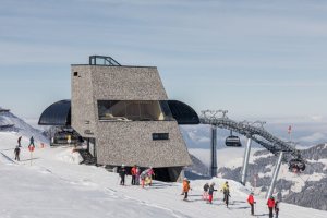 V lyžařském středisku Alpbach pak stojí vyhlídka od už zmíněného studia Snøhetta. Třináct metrů vysoká věž přístupná lanovkou nabízí panoramatický výhled na všechny strany.