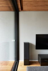 Rodinný dům v Berouně, Markéta Bromová architekti: V interiérech převládá dřevo. Autorka ho aplikovala i na podhledy