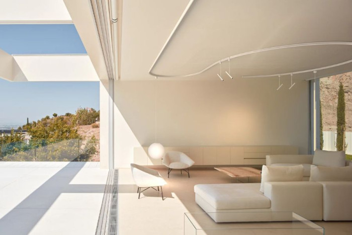 My Circuit dokáže na stropě vytvářet souvislé nebo i zcela nesouvislé cesty. (Od Michaela Anastassiadesa pro Flos)