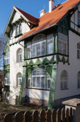 Z rozhledny se pěší cestou přes les dostanete do Lidových sadů a Alšovy ulice s břízami a secesními vilami.