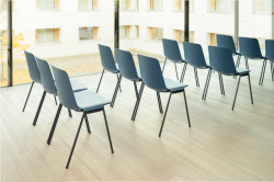 Židle puc od Wiesner-Hager má elegantní nadčasový design, který zapadne do jakéhokoli prostředí