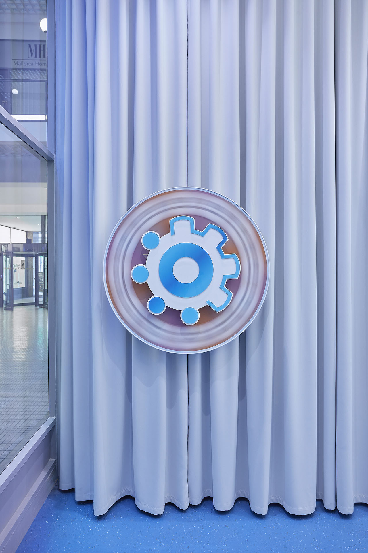 Závěsy a kolo štěstí (Provozovna v pasáži Černá růže, RDTH architekti)