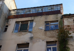 Bývalé sanatorium před rekonstrukcí - pohled na část horních pater objektu Legerova č. 160763