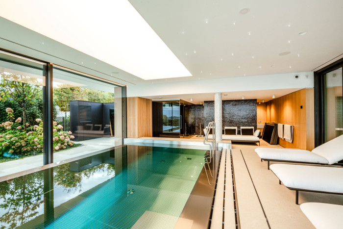 Privátní wellness zóna s nerezovým bazénem a saunami v rodinné vile v Bratislavě