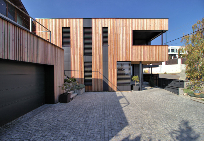 Ateliér MOLNÁR-PERÁČEK postavili v Bratislavě rodinný dům z CLT panelů