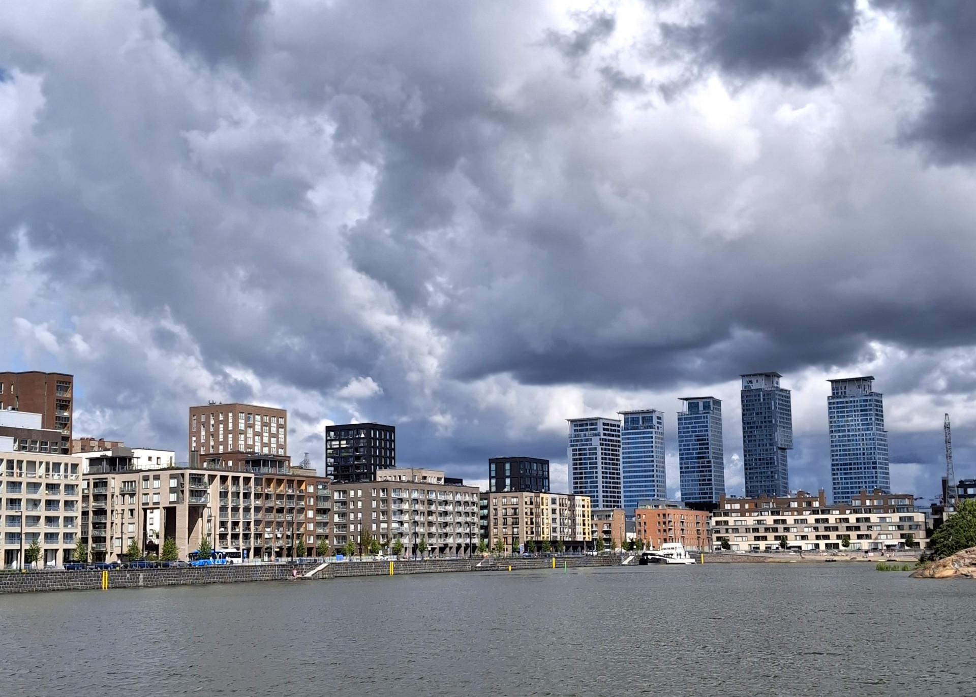 Nové rezidenční čtvrti viditelné při plavbě lodí