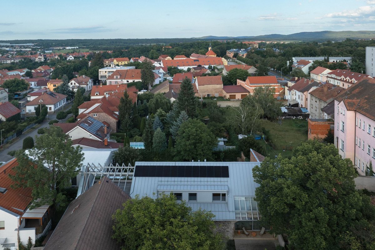 Stodola se nachází na Dobříši, jen kus od Prahy. (Zapomenutá stodola, Karnet architekti)