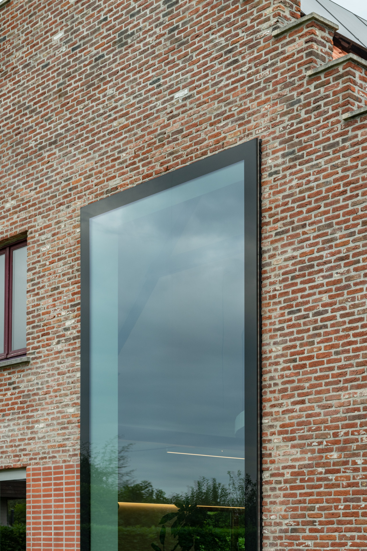 Architekti na fasádu přidali nové velkoformátové okno.