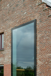 Architekti na fasádu přidali nové velkoformátové okno.