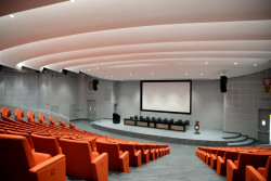 Čerstvě zrekonstruovaná UTB aula ve Zlíně od Evy Jiřičné (Al - Design)