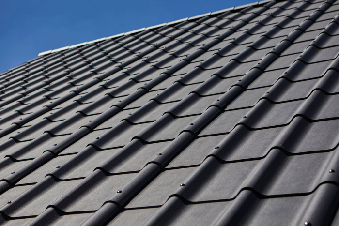 Profilovaná střešní krytina Swisspearl na domě HouseKollund Kollund