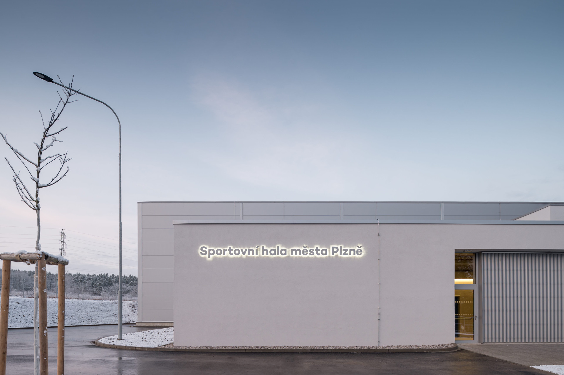 Sportovní hala města Plzeň, Projectstudio8: Z jedné strany ji obklopují panelové domy z 80. let, z druhé pak dva parky