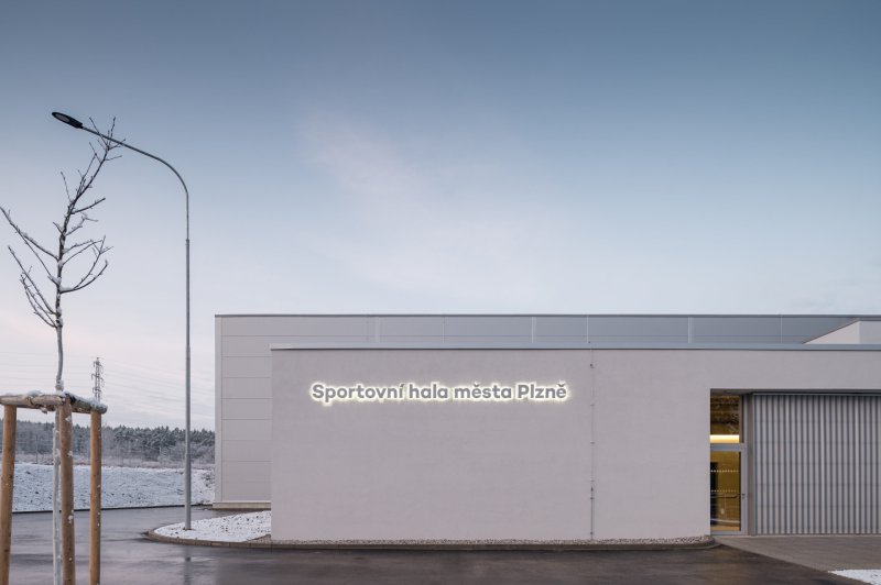 Sportovní hala města Plzeň, Projectstudio8: Z jedné strany ji obklopují panelové domy z 80. let, z druhé pak dva parky