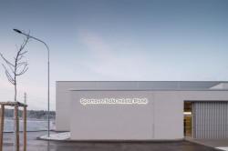 Sportovní hala města Plzeň, Projectstudio8: Z jedné strany ji obklopují panelové domy z 80. let, z druhé pak dva parky