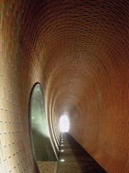 Český architekt s hlubokým uměleckým cítěním, ale také velkou vnitřní pokorou, to je Josef Pleskot. Jeho realizace jsou tak zdařilé také proto, že vždy slouží uctivě svým uživatelům a nikoli pouze jako zhmotnění ega architekta. / Josef Pleskot, Průchod valem Prašného mostu – foto