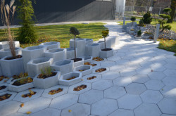 Park společnosti SVCS Process Inovation ve Valašském Meziříčí s mobiliářem H-E-X od PRESBETON, Next Level Studio/ Michal Kutálek.