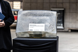 Skleněná „obrazovka“ z pláště Nové scény