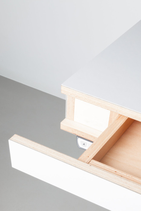 Výškově nastavitelný stůl TAK s úložným prostorem od PROFIL NÁBYTEK