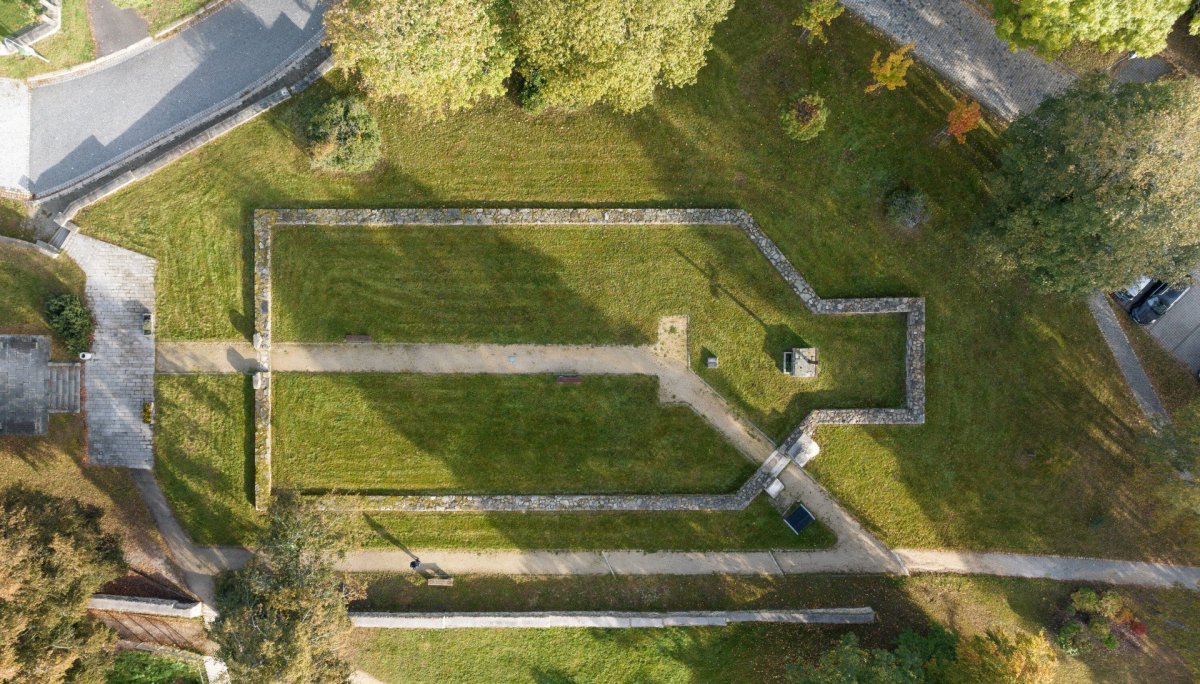 Z kostela Nejsvětější Trojice nezbylo nic. Až v tomto tisíciletí místní vytvořili obrys. (SOA architekti, ateliér KONCEPT, Park historie v Aši)