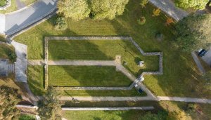 Z kostela Nejsvětější Trojice nezbylo nic. Až v tomto tisíciletí místní vytvořili obrys. (SOA architekti, ateliér KONCEPT, Park historie v Aši)