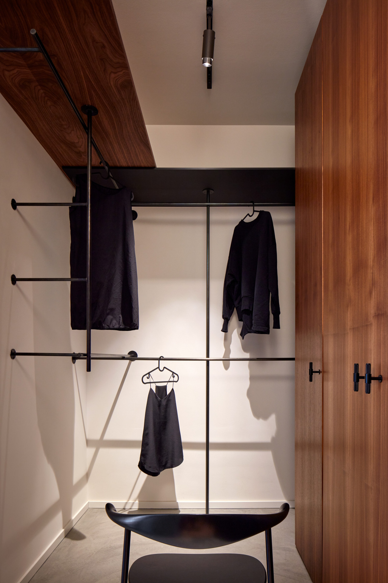 Pohled do šatny (Byt v Praze, ateliér Malfino)
